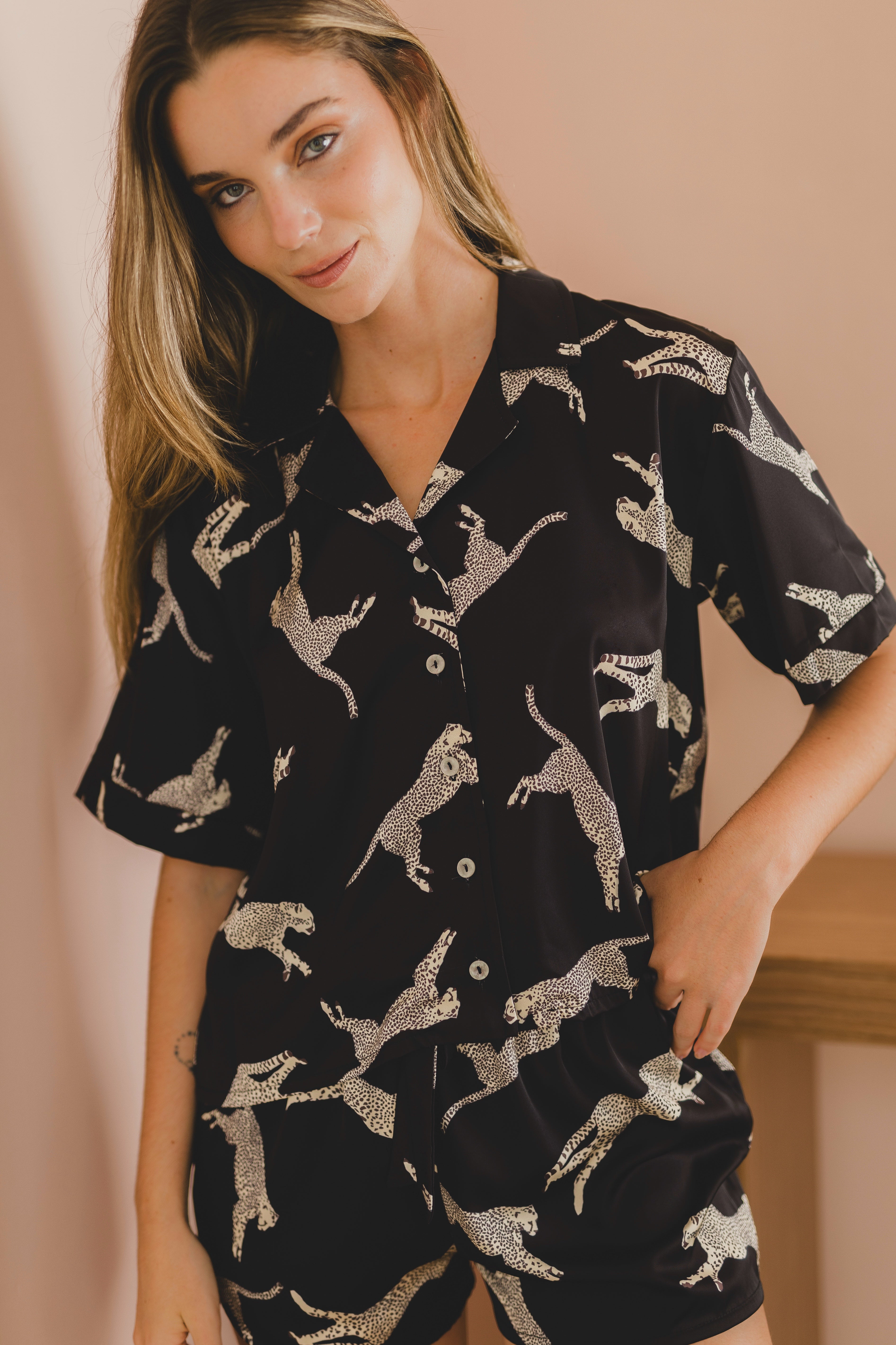 PIJAMA CHEETAH NEGRA MANGAS - SEDA